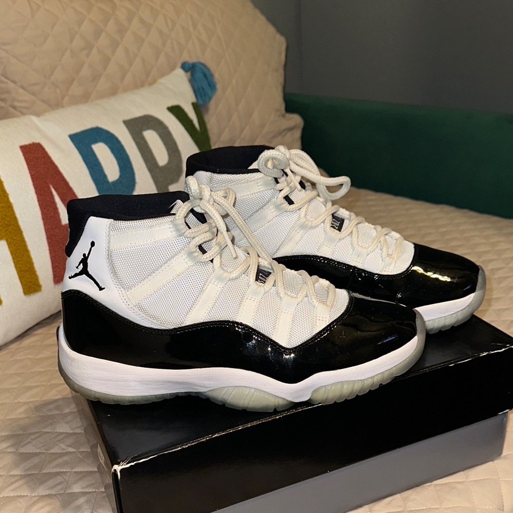 Men- Air Jordan Concord 11 Retro Size 9